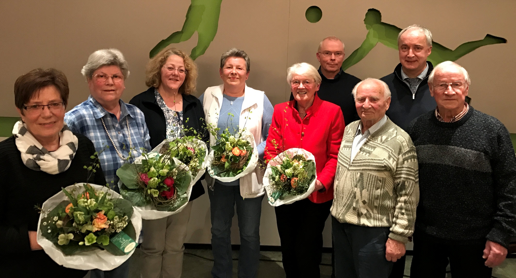 Die Jubilare des TSV Bardowick. In Klammern jeweils die Anzahl Jahre der Vereinszugehörigkeit. Helga Bauß (40), Renate Paetzmann (40), Heike Elvers (25), Frauke Cohrs (25), Emmi Bigalke (40), Jörg Sander (50), Otto Koch (85), Jürgen Preuß 1. Vorsitzender des TSV Bardowick, Heinrich Nispel (50)