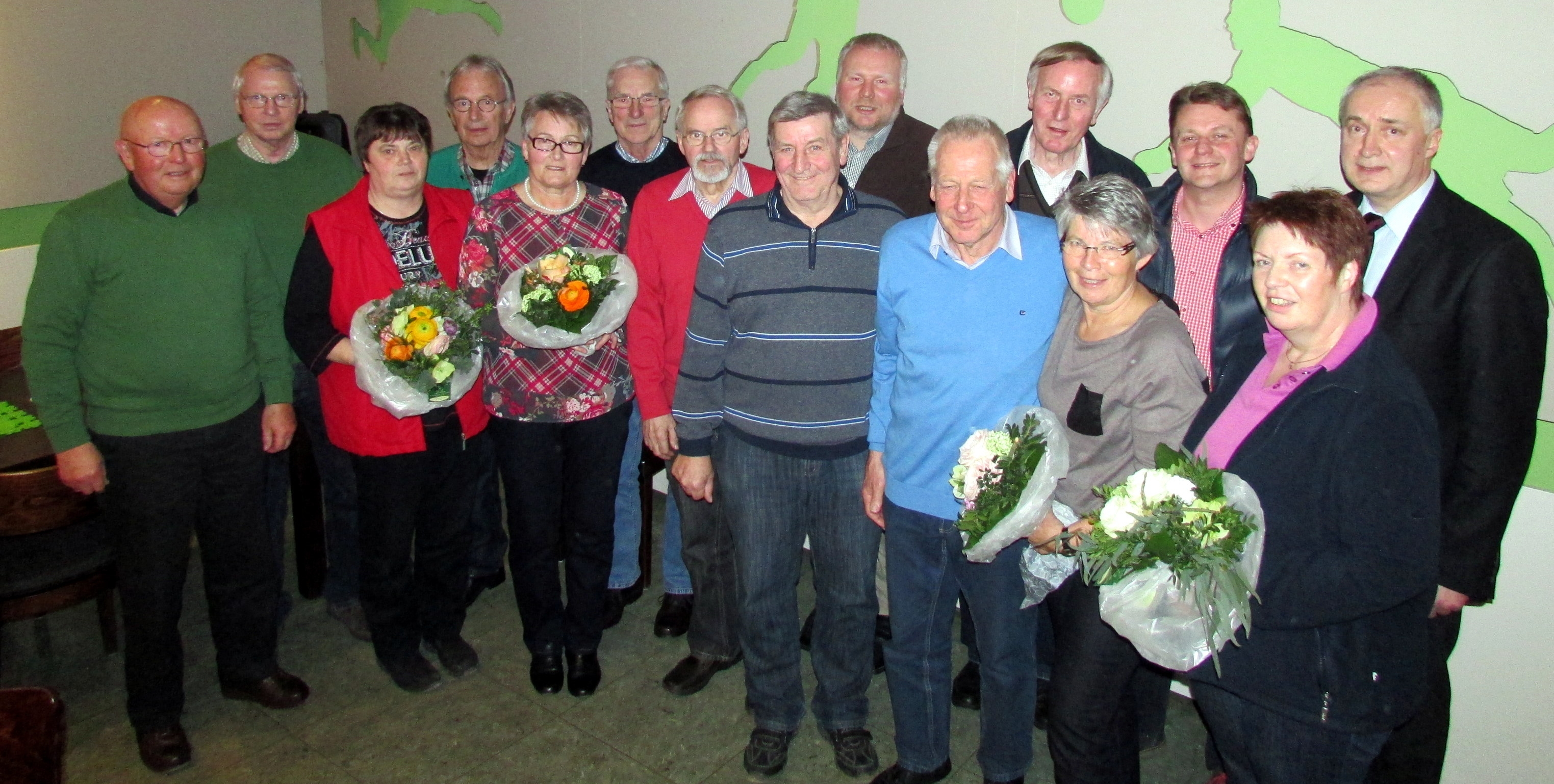 Die Jubilare des TSV Bardowick von links nach rechts: Horst Schulz (50), Horst Krüger (60), Erika Dieterich (40), Günther Herter (50), Irmtraud Soltau (40), Siegfried Schmidt (50), Gerd Mundt (60), Wolfgang Dieterich (60), Hans-Dieter Pahl (25), Rolf Zimmermann (40), Manfred Harms (60), Anke Paro (50), Björn Dally (40), Bettina Dietzek (25), 1. Vorsitzender Jürgen Preuß