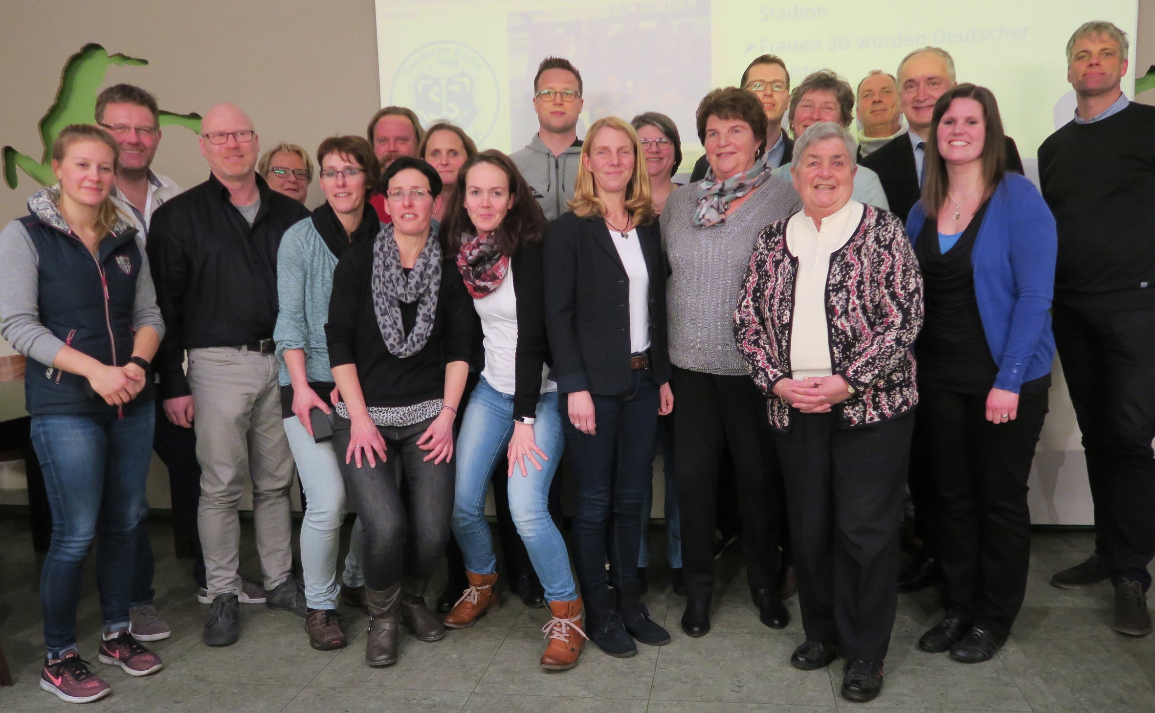 Die geehrten Mitglieder auf der Mitgliederversammlung am 09.02.2018 von links nach rechts: Michaela Grzywatz, Markus Vick, Heiko Roschke, Erika Bardowicks, Nicole Roschke, Peter Gornig, Nadine Schmalenberg, Yvonne Werner, Katja Hermanns, Falk Fedders, Nicole Maack, Ulrike Schiefelbein, Annegret Marben, Ralph Oppermann, Jutta Gade, Maike Krüger, Michael Reukauf, Jürgen Preuß, Christina Trumann, Birk Lübberstedt.