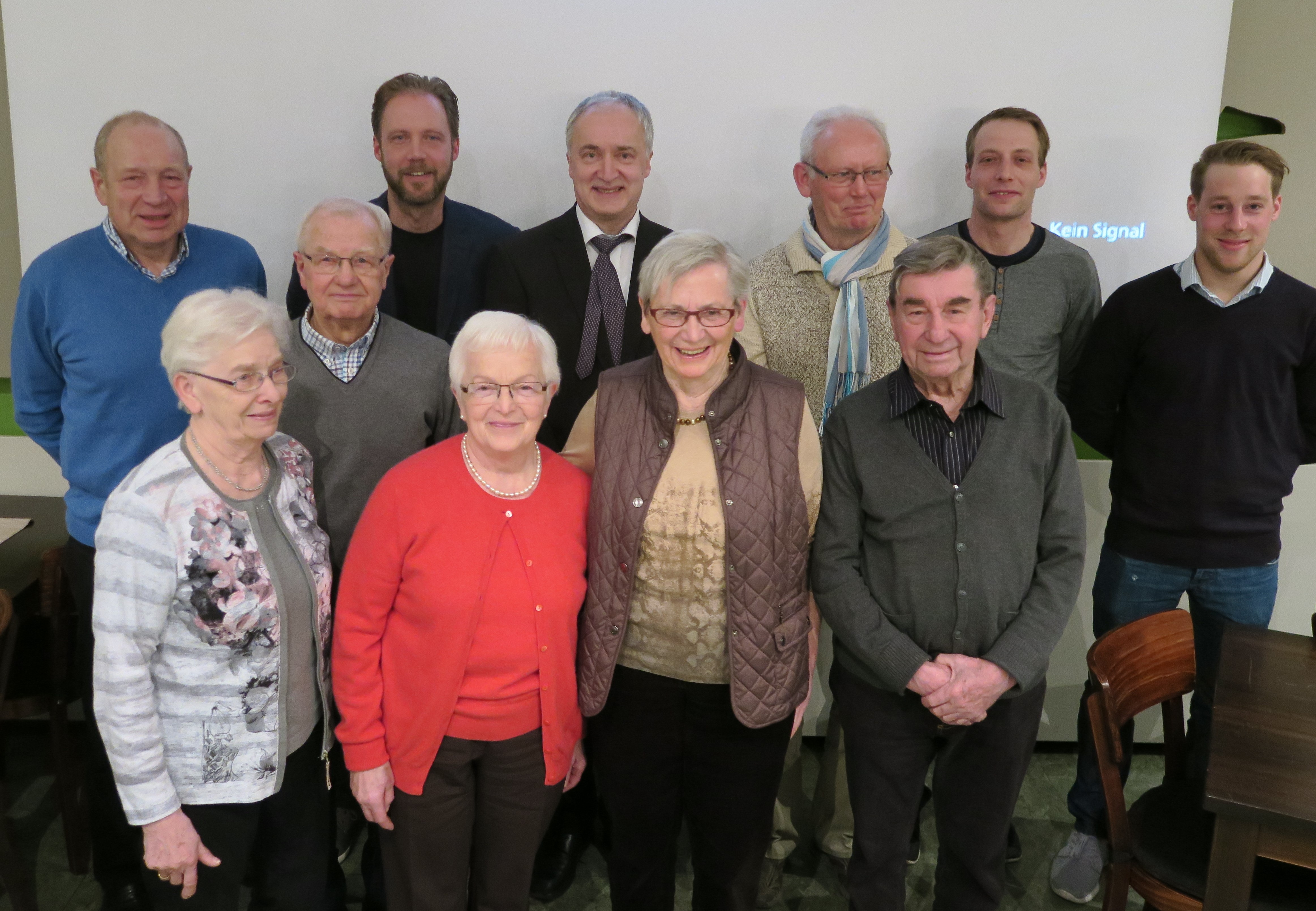 Die Jubilare des TSV Bardowick im Jahr 2016 von links nach rechts: Klaus Dittmer (50), Gertrud und Günter Schulz (beide 70), Thorben Sasse (40), Helga Stein (70), Jürgen Preuß, Ursel Müller (70), Klaus-Egon Schröder (40), Klaus Dally (70), Dominik Behr (25), Christian Wittig (25). 