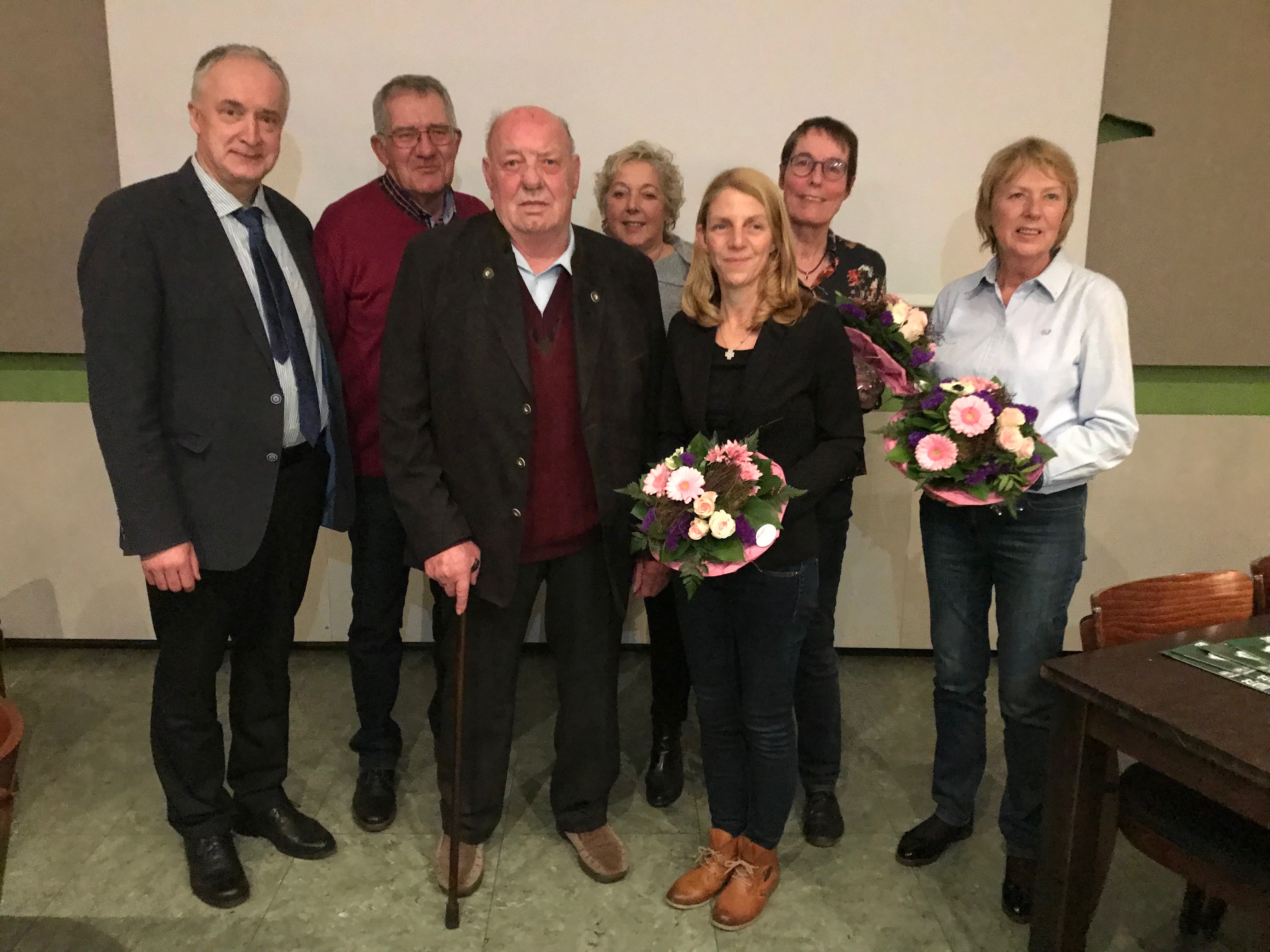 Jubilare und ausscheidende Vorstandsmitglieder. Von links nach rechts: 1. Vorsitzender Jürgen Preuß, Karl-Heinz Sasse, Heinz Kuvecke, Traute Wittig, Nicole Maack, Dr. Ricarda Strobel, Magret Meyer