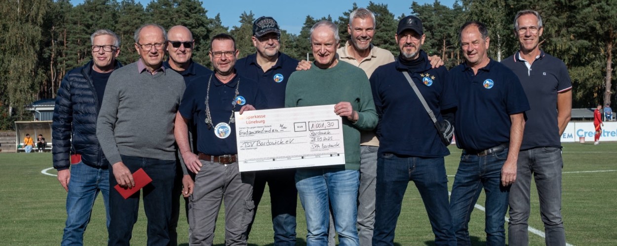 "Spitz Pass Auf!" übergibt Scheck an den TSV Bardowick